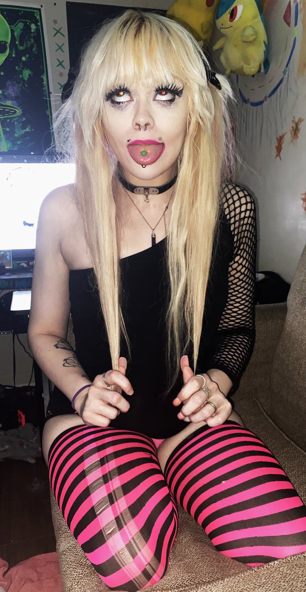 AngelKitten11's tweet photo. Meh. #altgirls #goth #fishn #sellingcon #piercings #blonde #lolitagirl #kawaii https://t.co/CqQOk02hFv