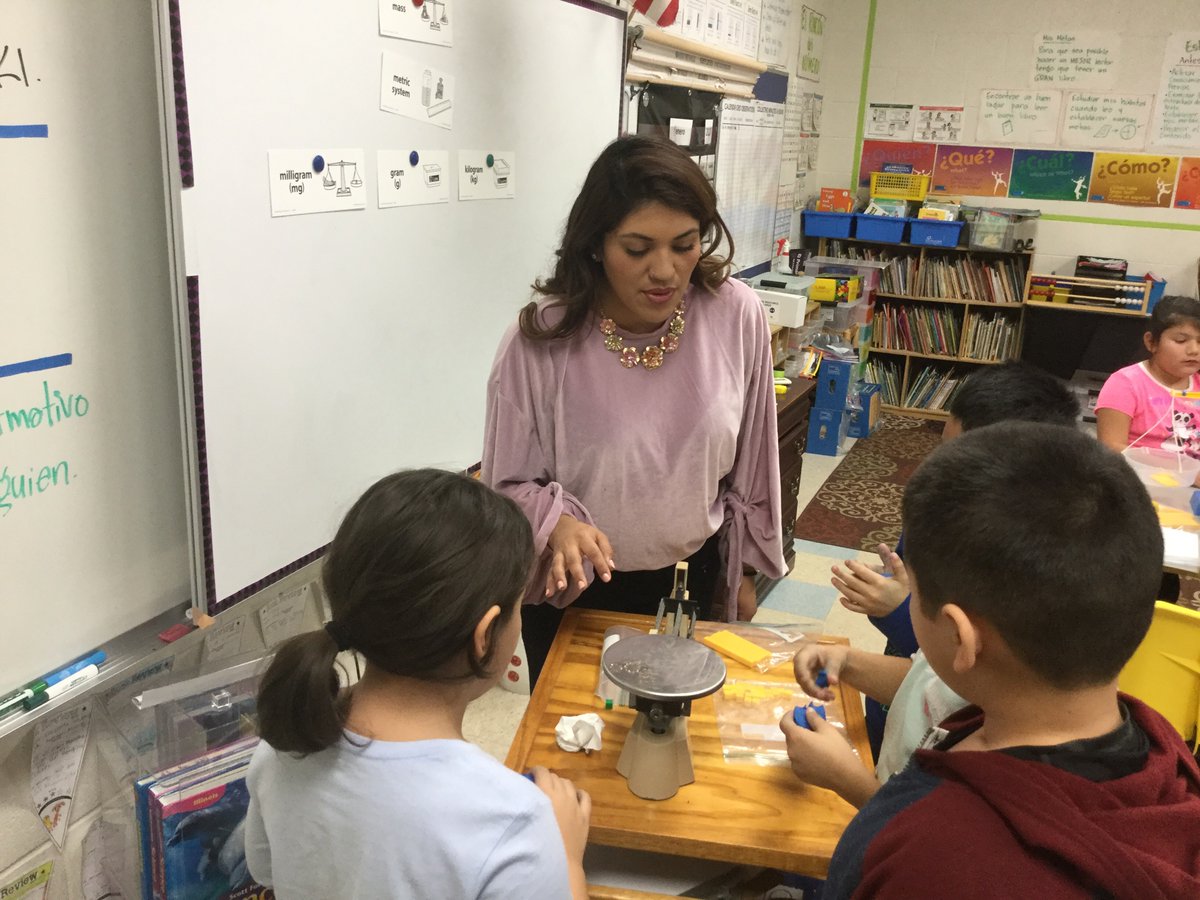 MaestroRamirez3's tweet photo. Seguimos explorando pesos y medidas usando gramos para descubrir el peso de un kilo. ¡Es divertido!
#KomenskyMatters #D100Inspires https://t.co/AcVOdlfMHH