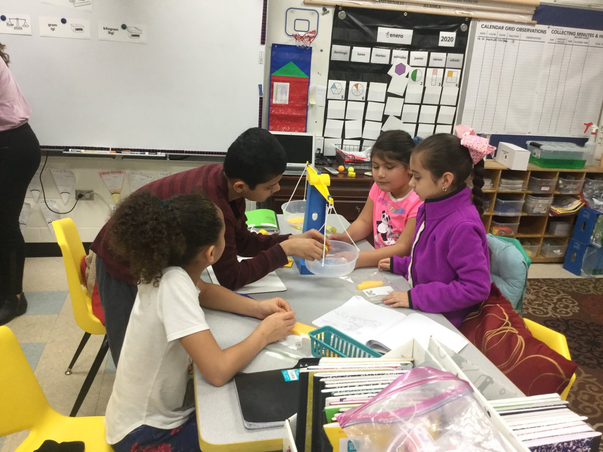 MaestroRamirez3's tweet photo. Seguimos explorando pesos y medidas usando gramos para descubrir el peso de un kilo. ¡Es divertido!
#KomenskyMatters #D100Inspires https://t.co/AcVOdlfMHH