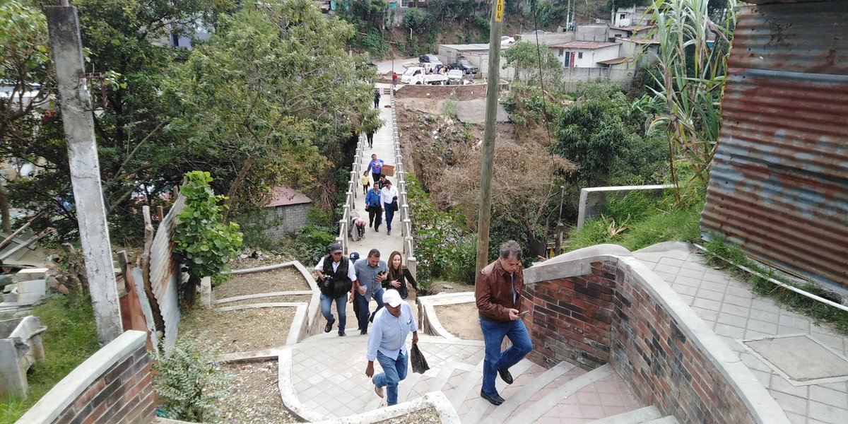 MuniVillaNueva's tweet photo. El alcalde @EdwinEscobarGT hizo un recorrido por el puente Unidos por la Paz el cual comunica Villalobos II con Ciudad Real #VillaNueva
También superviso el trabajo del Pozo de agua del sector. Los vecinos saludan al jefe edil. #VN100X100 https://t.co/yB3ESJUgNd