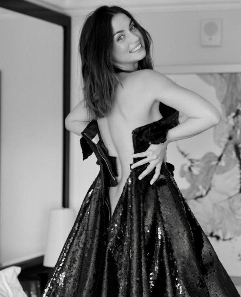 Ana de Armas looking ethereal in her unzipped dress before the  #GoldenGlobes.