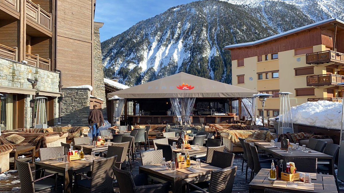 portetta's tweet photo. Did you know our outdoor terrace at Fire & Ice is one of the biggest in 1650? Our ski-in ski-out location means #Portetta is the perfect pit-stop for a happy hour drink and slice of pizza to relax and refuel. 🔥❄ https://t.co/2povoEC3AN
