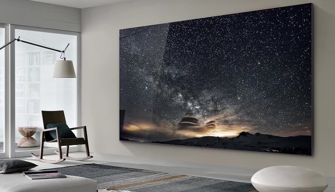 technobip's tweet photo. Cette année, le fabricant sud-coréen fait encore plus fort avec son "Wall Luxury". Ce téléviseur hors normes et sans bord, au format 8k, explose les codes avec sa diagonale de 292 pouces, soit plus de... 7m.

#Samsung #WallLuxury https://t.co/rWpTWI34Ba