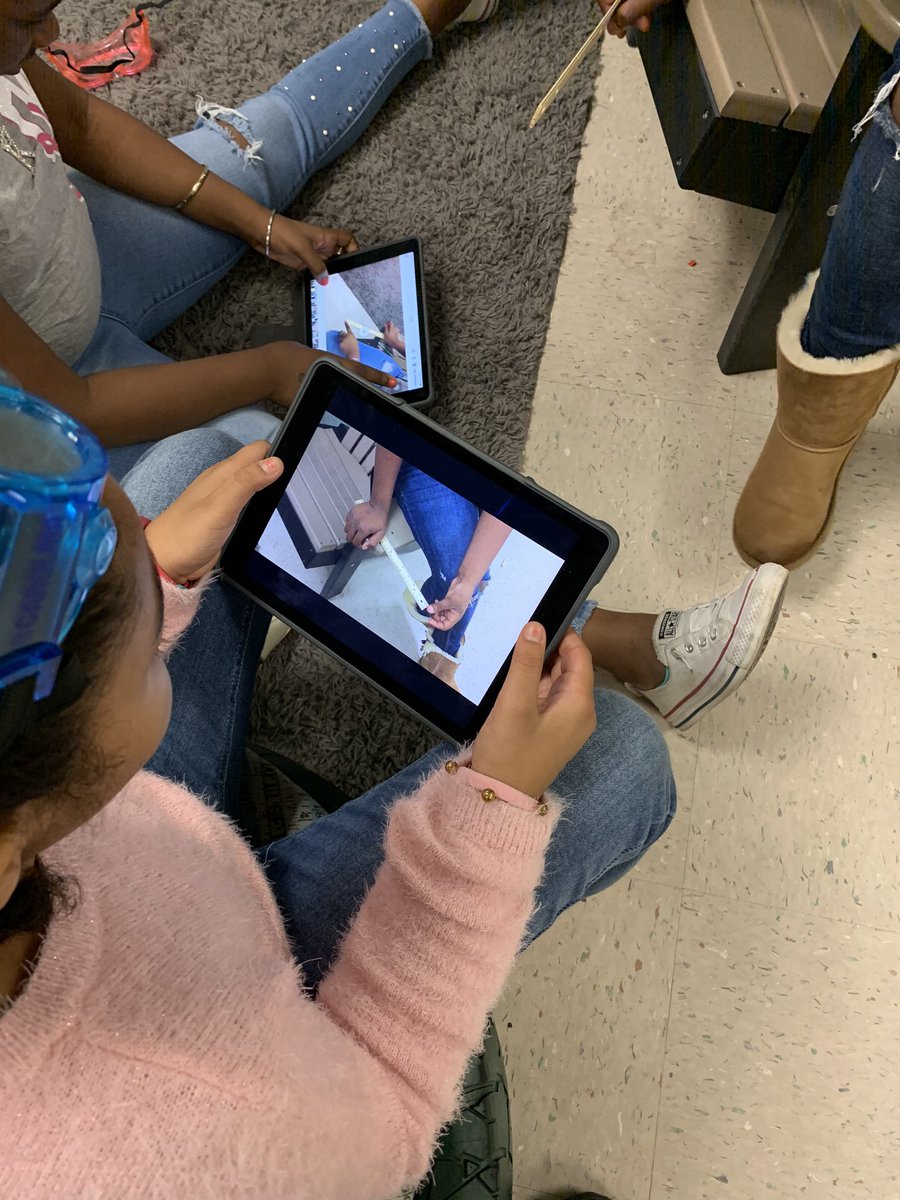 CondellisCoders's tweet photo. Learning about how length effects pitch during a science experiment... using slow motion to see the ruler vibrate at different speeds. https://t.co/jPj0AKH0kP
