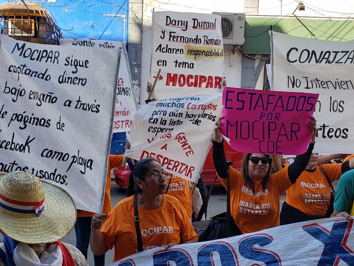 treintamastv's tweet photo. Liza Ortiz, coordinadora de estafados por la empresa Mocipar, informó que están organizando una manifestación, debido a que la empresa se declaró en quiebra. La afectada asegura que aportó cerca de G. 20 millones y quiere recuperar su plata. #650AM https://t.co/SuuomctCOQ