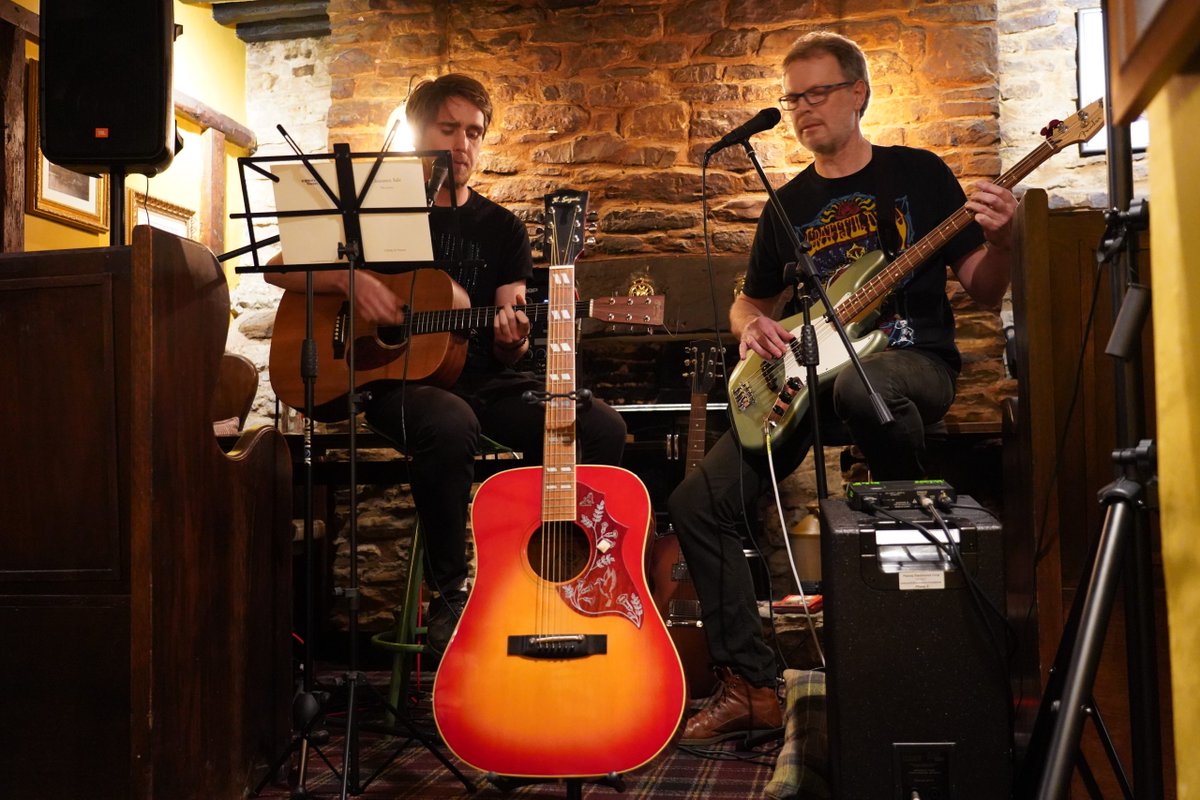 FutureproofPR's tweet photo. .@OReillyVincent1's debut gig went off with a bang Sat night as they played a great rendition of their single #MenAndBooks + other tracks to a packed house at #TheWheatsheafInn #Ludlow Read #gig review by local #journalist #AndyWright 👇😎
#musichouruk
https://t.co/L1hjJYSIdn https://t.co/dJStfncZ66