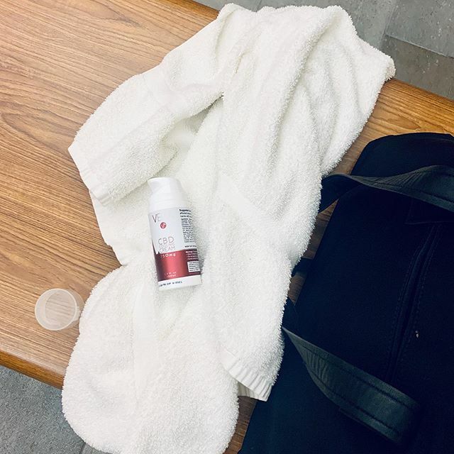 LauraKnapp's tweet photo. The past two weeks have been packed with travel, holiday celebrations and family time - leaving little time for workouts. Getting back into my workout routine this week has been great (!) but doesn’t come without pain. I’ve been using @venacbd Cooling Cr… https://t.co/85JYuOJ2T4 https://t.co/NjGaJAy9Hz