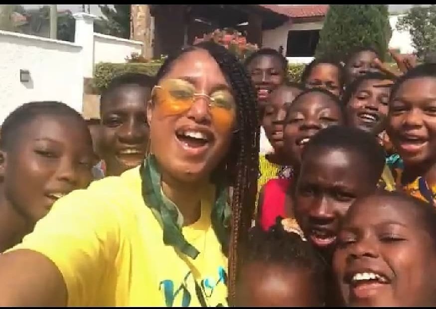 Pearlbougie's tweet photo. Purpose Being Eyewear worn by Author and Founder of @GirlsLikeMeProj @MrsGirlsLikeMe catch her journey in GHANA. #MBTB #PURPOSEBEING #EYEWEAR #SHADES #UNISEX #CHICAGO #ATLANTA #LASVEGAS https://t.co/uToIKEoDoh