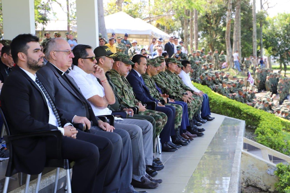 GobBoyaca's tweet photo. El gobernador de Boyacá, @RamiroBarraganA, acompaña la ceremonia de transmisión de mando del nuevo comandante del @Ejercito_Div2, el brigadier general Marcos Pinto, que se realiza en Bucaramanga.

En adelante, él velará por la seguridad de los boyacenses. https://t.co/pFeihUyxoK