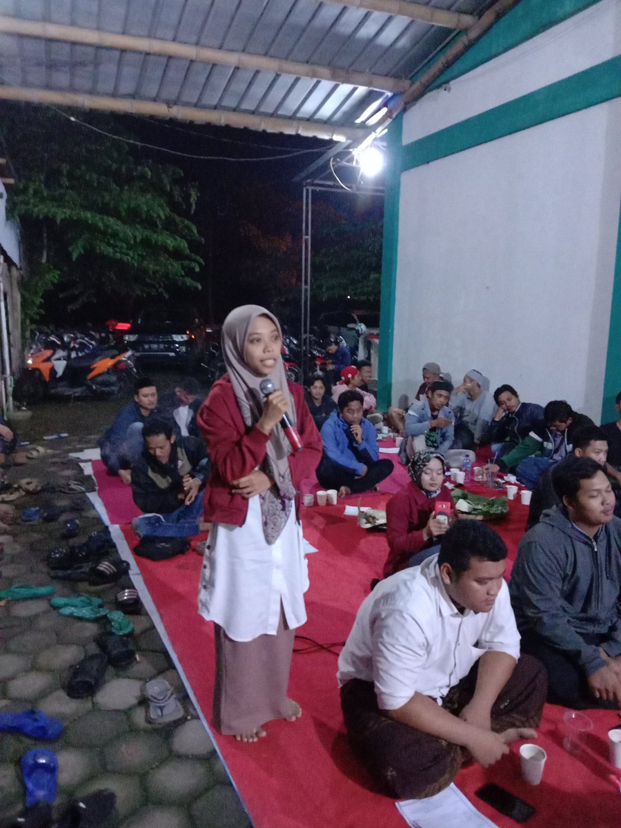 kidung_syafaat's tweet photo. Pak Ilyas turun ke tengah jamaah untuk berdiskusi langsung.
#KSJan #4Thn KS https://t.co/M3tZOG3TSy