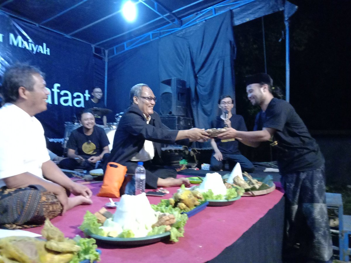 kidung_syafaat's tweet photo. Serah terima potongan ambeng dari Pakde Herman pada penggiat Kidung Syafaat.
#KSJan #4Thn KS https://t.co/rQQGIarIl4