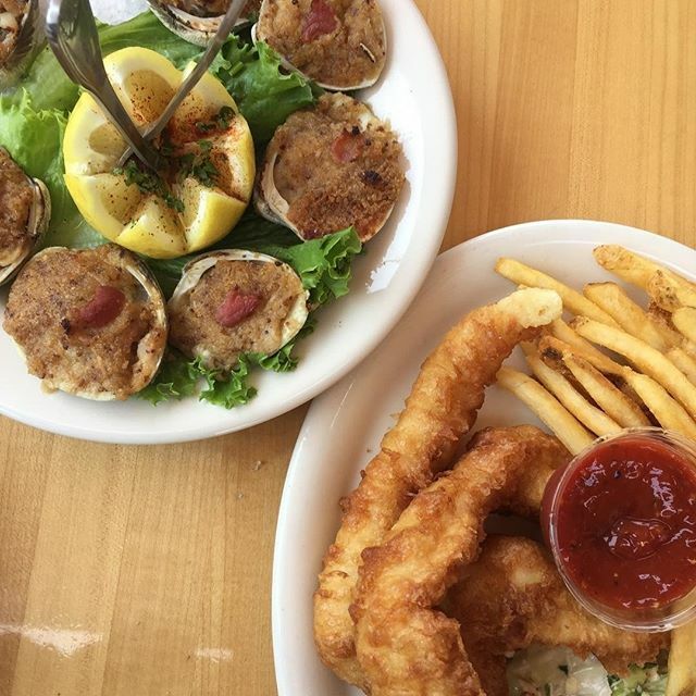 brophys's tweet image. FISH &amp;amp; CHIPS ＋ GARLIC BAKED CLAMS - LUNCH IS SERVED - #BrophyBros #SantaBarbaraHarbor #SantaBarbara #SantaBarbaraCA #ExploreSB #SeeSB #Eeeeeats #VisitSB ift.tt/39P9kQk