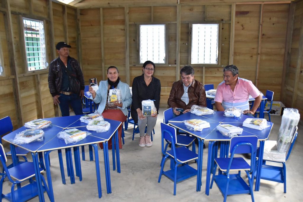 MuniVillaNueva's tweet photo. Alcalde 
@EdwinEscobarGT entrega dos aulas en un día, equipadas con pupitres, pizarrón y escritorio para el catedrático en la colonia El Tablón, Bárcena

#VN100x100 https://t.co/tSWhkT1AAL