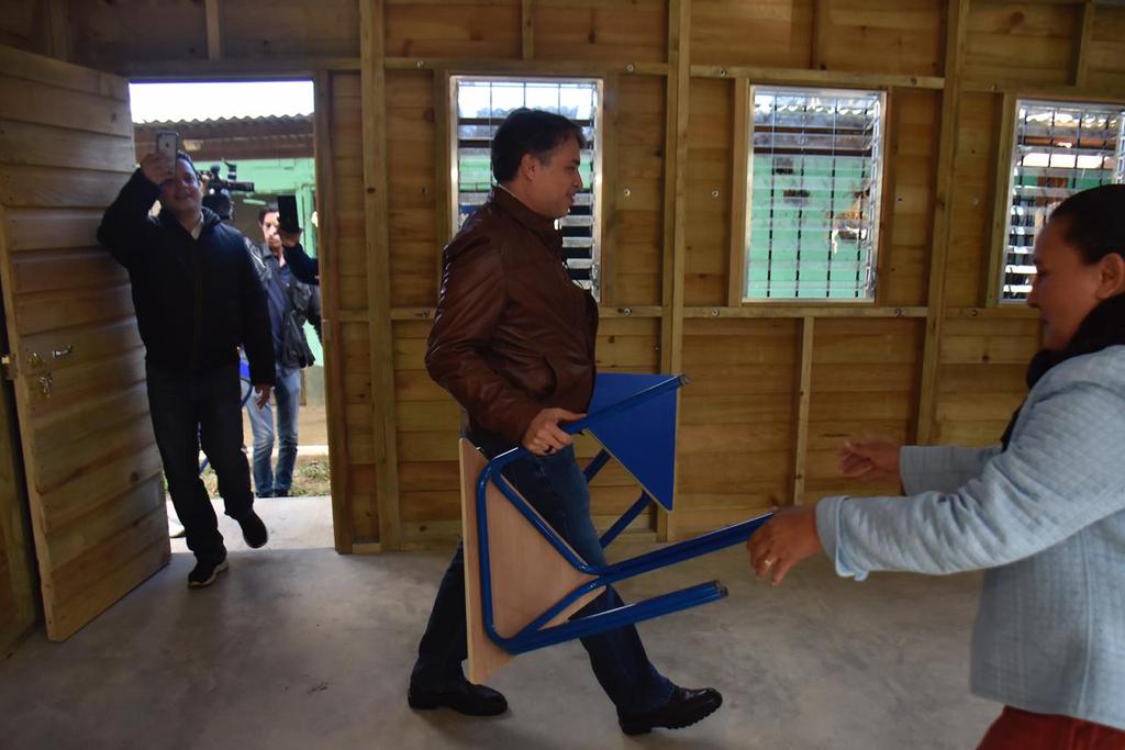 MuniVillaNueva's tweet photo. Alcalde 
@EdwinEscobarGT entrega dos aulas en un día, equipadas con pupitres, pizarrón y escritorio para el catedrático en la colonia El Tablón, Bárcena

#VN100x100 https://t.co/tSWhkT1AAL