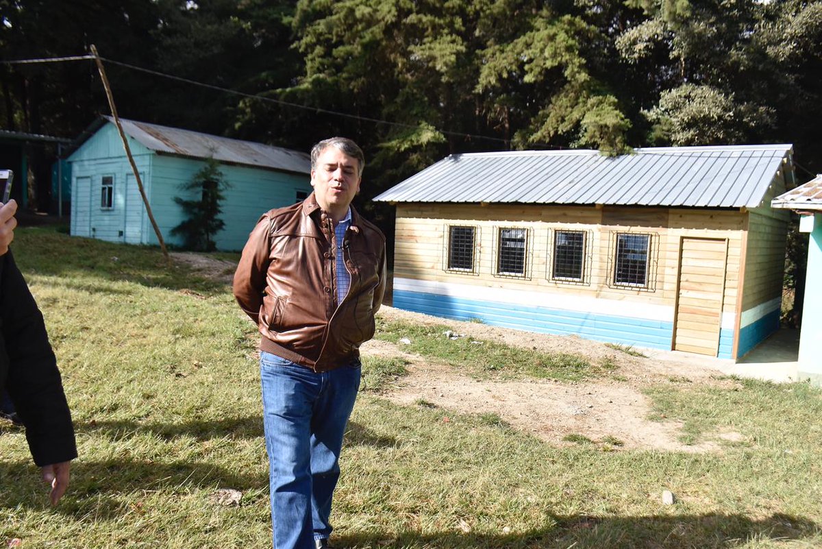 MuniVillaNueva's tweet photo. Alcalde 
@EdwinEscobarGT entrega dos aulas en un día, equipadas con pupitres, pizarrón y escritorio para el catedrático en la colonia El Tablón, Bárcena

#VN100x100 https://t.co/tSWhkT1AAL