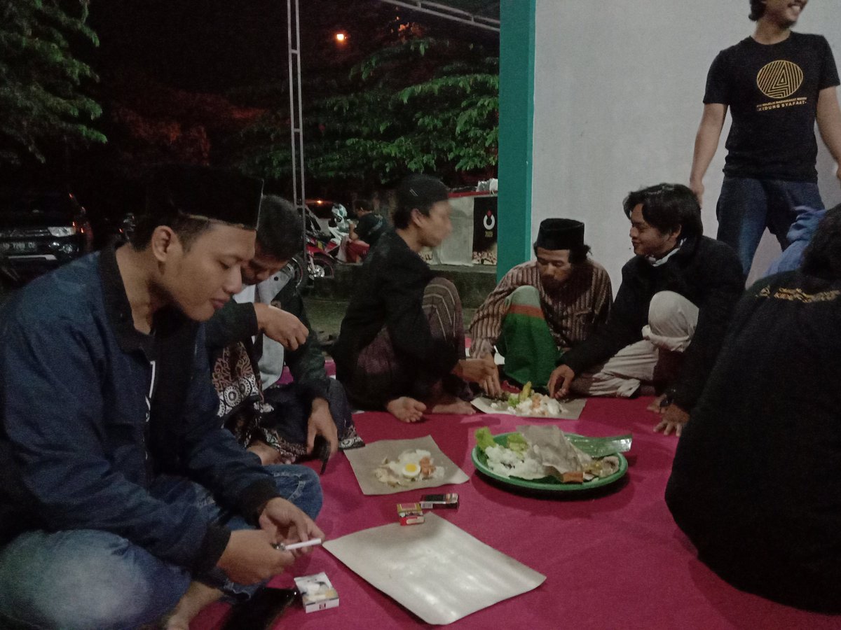 kidung_syafaat's tweet photo. Makan bersama, semua berhak menikmati anugerah yang sangat luar biasa ini di maiyah.
#KSJan #4Thn KS https://t.co/mrF6uWx45J