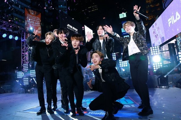 allkpop's tweet photo. Headlines predict that Big HIt, JYP, and SM will be established as the new Big 3 https://t.co/iUlAu8CdBH https://t.co/vVoHe8xtsi