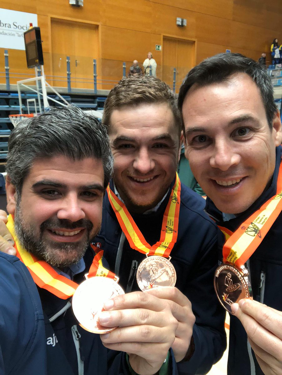 RafaRufian46's tweet photo. Muchísimas gracias @SevillaFaB y por supuesto @FAB_Andaluza por estos dos años inolvidables, experiencia que no pude vivir como jugador, suerte me dejaron quitarme la espina como entrenador. JUGADORES!! , familiares y por supuesto COMPAÑEROS!! Gracias💚 #verdes #juntos https://t.co/8UPteAJdX3