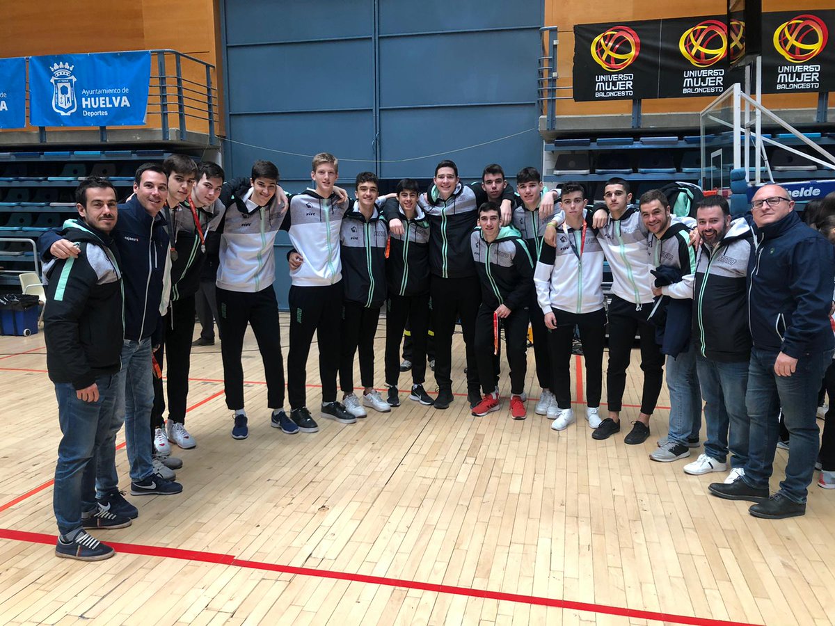 RafaRufian46's tweet photo. Muchísimas gracias @SevillaFaB y por supuesto @FAB_Andaluza por estos dos años inolvidables, experiencia que no pude vivir como jugador, suerte me dejaron quitarme la espina como entrenador. JUGADORES!! , familiares y por supuesto COMPAÑEROS!! Gracias💚 #verdes #juntos https://t.co/8UPteAJdX3