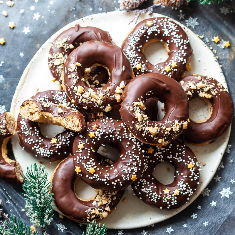 Baked Peanut Butter Banana Donuts are Vegan, glazed with Dark Chocolate and made in just 30 minutes using simple healthy ingredients. #vegan
vibrantplate.com/baked-peanut-b…