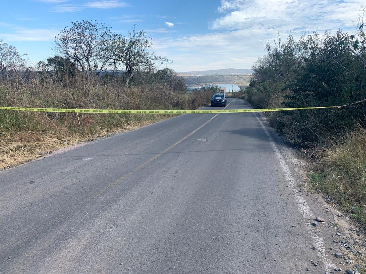 TVAztecaJalisco's tweet photo. #REPORTE Encuentran restos humanos al interior de bolsas negras abandonadas sobre el camino a Matatlán en Tonalá. Las autoridades ya investigan la cantidad de cuerpos localizados #AztecaNoticia @paulimon01 https://t.co/vzuKfzBSLP