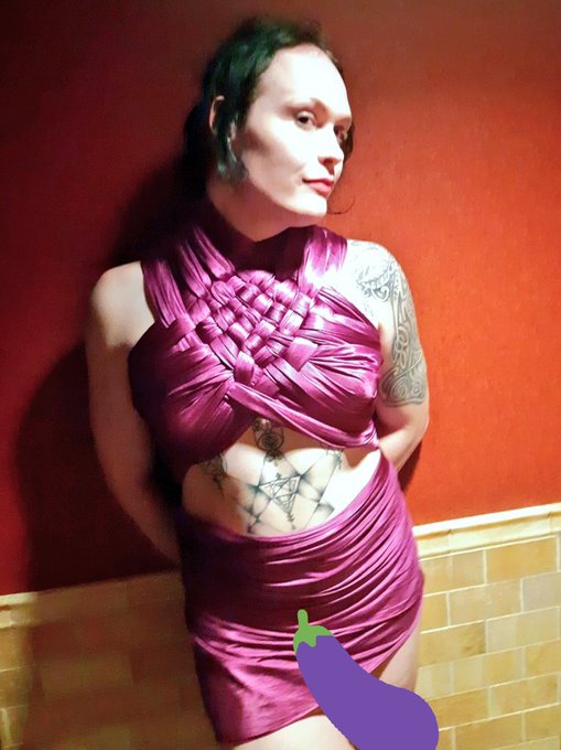 I got to be a rope bunny while I was at Magfest 🥰 I discovered how amazing silk rope feels and got this<a href="/tag/apclips"class="tags"><span>#apclips</span></a><a href="/tag/myapclips"class="tags"><span>#myapclips</span></a>