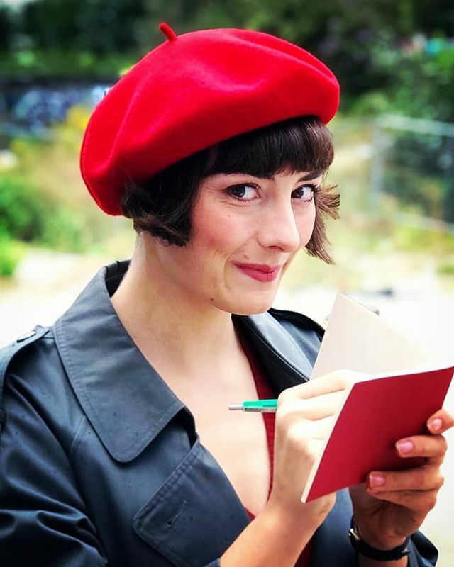 Dinsdag 7 januari, het is 18u41.  De temperatuur bedraagt 7°C en de wind waait vanuit het zuidwesten met 21km/u over de stad Amsterdam.
Een vrouw met witte staafjes in haar oren vloekt luidkeels tegen haar onzichtbare man.
Precies tegelijkertijd rijdt ee… instagram.com/p/B7BvTczpirI/