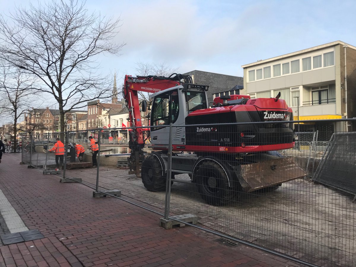 Herinrichting binnenstad #Hoogeveen, fase 2, dag 12: vandaag is gestart met het opbreken van de bestrating ter hoogte van het voormalige podium aan de oostzijde van de cascade.