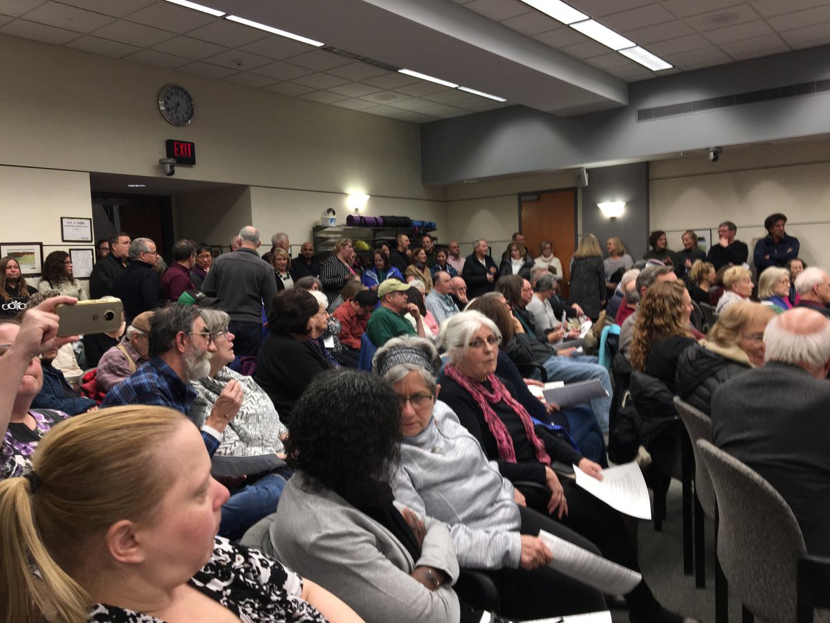 jeffwilkin1's tweet photo. Standing room only in Niskayuna https://t.co/P6dhhh8wLV