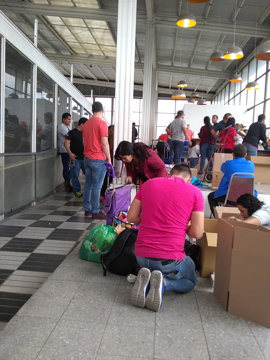 javierb86's tweet photo. @SERNAC denuncio a empresa @denvios_cargo por no entregar la mercancía mandada a Venezuela , con fecha estimada 20 diciembre 2019, cada día nos dan fechas diferentes de entrega ,no sabemos que pasó con nuestras mercancía, el encargado no está en chile en la oficina no solucionan https://t.co/74RRwwYMSM