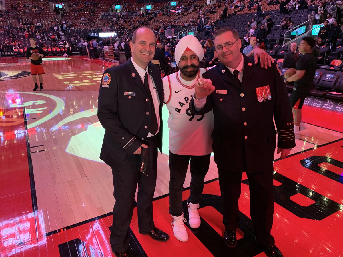No ⁦@Raptors⁩ first responder night is complete without a chat with our very own Super Fan ⁦@superfan_nav⁩. Complete with the REAL hardware! ⁦@Toronto_Fire⁩ ⁦@TPFFAPres⁩