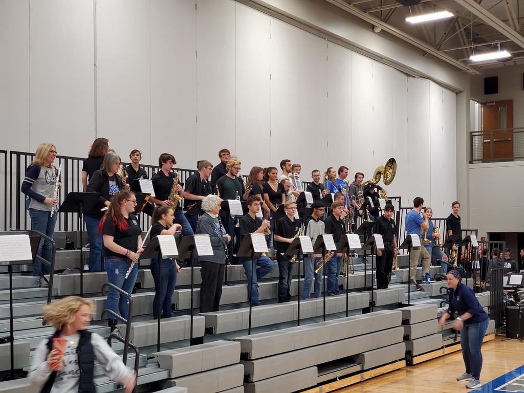 tanyasharkey428's tweet photo. I spy some alumni, @olatheschools staff and family playing in the @olathewestband pep band! @OlatheGreenTech @OlatheWestLMC @MT_Timberwolves @OlatheWestOwls #owlfamily https://t.co/3X1fM18ndN