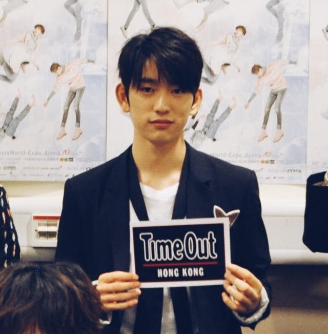 However, it's CLEARLY not the same person. Take a look at the selfie JINYOUNG attached to his name change announcement (left) and a picture of JUNIOR from an interview done while in Hong Kong for a stop of the Fly tour a couple weeks prior (right).