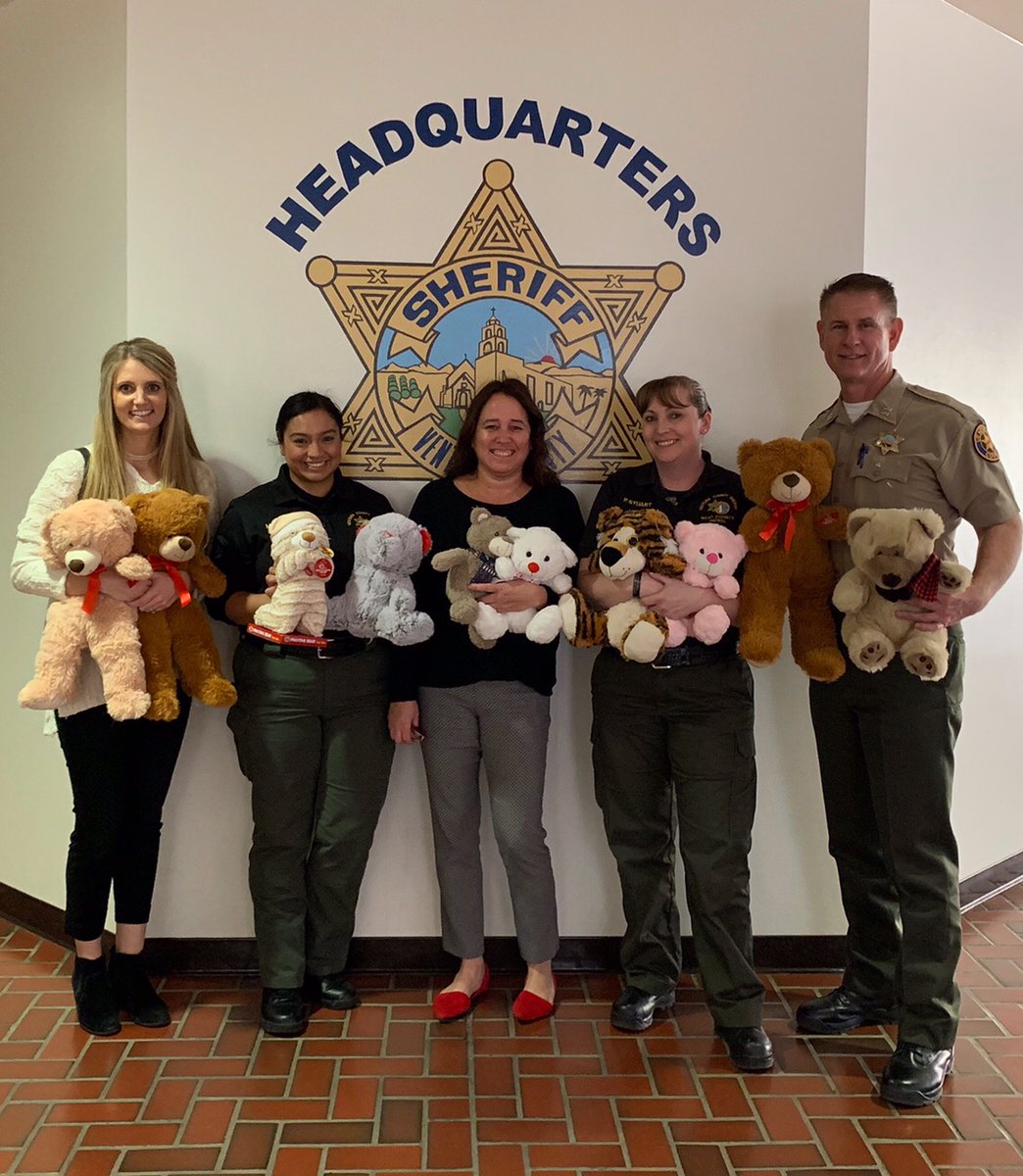 VENTURASHERIFF's tweet photo. Our deputies give out Teddy Bears to comfort children when they experience traumatic events. We appreciate the huge donation of bears from @EmbassySuites Mandalay Beach Resort, whose employees came through for our local kids. @VCSOVentura #VCSheriff https://t.co/XqaB4Dzgpn