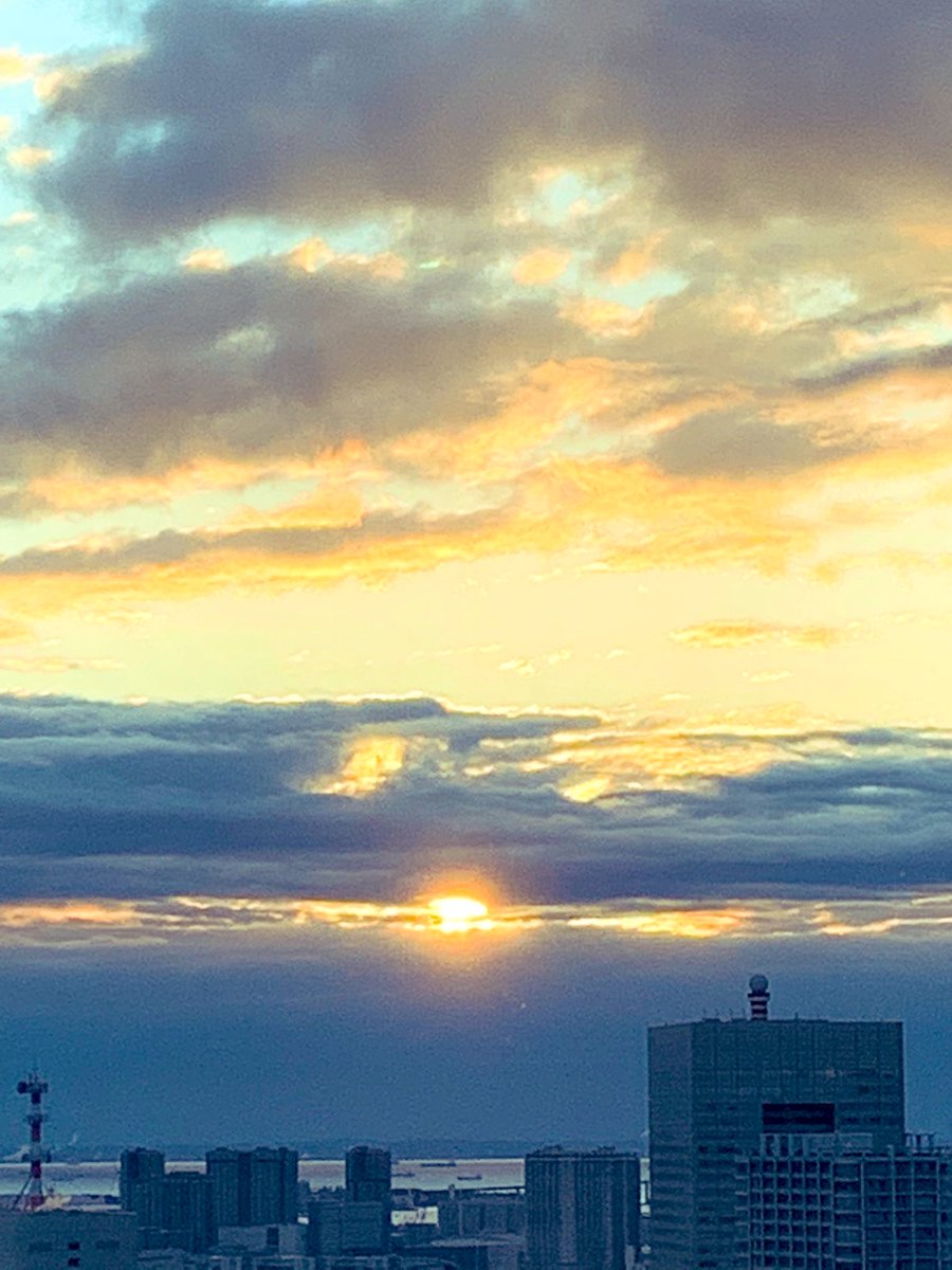 fruitstarte2's tweet photo. あけましておめでとうございます🎉
#2020 #新年 #初日の出 https://t.co/wv6G8ZWAzE