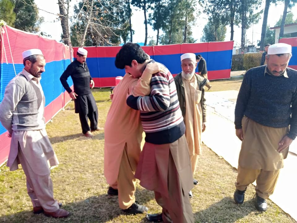 LowerDirPolice's tweet photo. اس موقع پر ڈی پی او صاحب جناب عارف شہباز شہباز وزیر خود بھی موجودہ تھے اور ریٹایرڈ پولیس افسران کے ساتھ کھانے کھایا۔ بعد میں ڈی پی او صاحب نٕے انے والے پولیس افسران کاشکریہ ادا کیا۔ https://t.co/MsmZbHf0V0