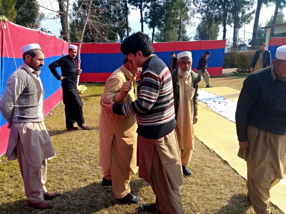 LowerDirPolice's tweet photo. اس موقع پر ڈی پی او صاحب جناب عارف شہباز شہباز وزیر خود بھی موجودہ تھے اور ریٹایرڈ پولیس افسران کے ساتھ کھانے کھایا۔ بعد میں ڈی پی او صاحب نٕے انے والے پولیس افسران کاشکریہ ادا کیا۔ https://t.co/MsmZbHf0V0