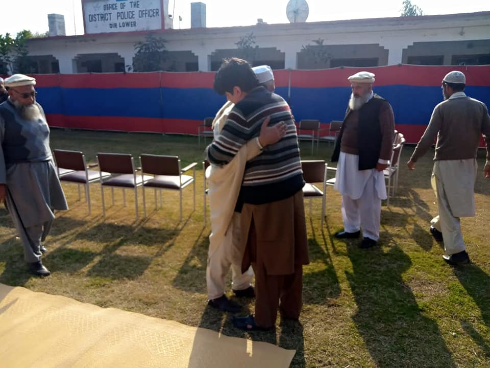 LowerDirPolice's tweet photo. اس موقع پر ڈی پی او صاحب جناب عارف شہباز شہباز وزیر خود بھی موجودہ تھے اور ریٹایرڈ پولیس افسران کے ساتھ کھانے کھایا۔ بعد میں ڈی پی او صاحب نٕے انے والے پولیس افسران کاشکریہ ادا کیا۔ https://t.co/MsmZbHf0V0