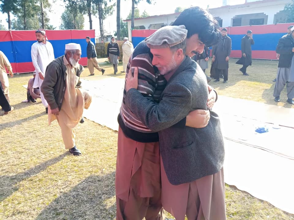 LowerDirPolice's tweet photo. اس موقع پر ڈی پی او صاحب جناب عارف شہباز شہباز وزیر خود بھی موجودہ تھے اور ریٹایرڈ پولیس افسران کے ساتھ کھانے کھایا۔ بعد میں ڈی پی او صاحب نٕے انے والے پولیس افسران کاشکریہ ادا کیا۔ https://t.co/MsmZbHf0V0