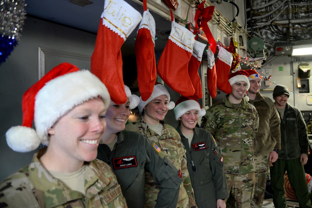 USPACOM's tweet photo. @PACAF Airmen from the #517th Airlift Squadron assigned to Joint Base Elmendorf-Richardson stop at Osan Air Base while on a Pacific Air Force #mission during the holiday season. #AimHigh #Globemaster3 #FreeandOpenIndoPacific. https://t.co/XV1B58kBKH