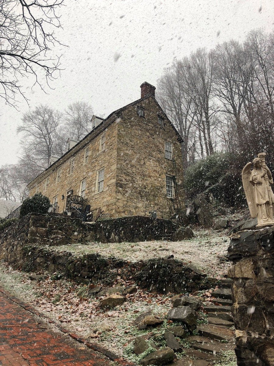 VisitOccoquan's tweet photo. Great capture of today’s snow by Shifting Tides Art Studio! Rockledge Mansion looks lovely through the flakes! ❄️ #occoquan #occoquanva #ocq #visitoccoquan https://t.co/uNWql04bTF