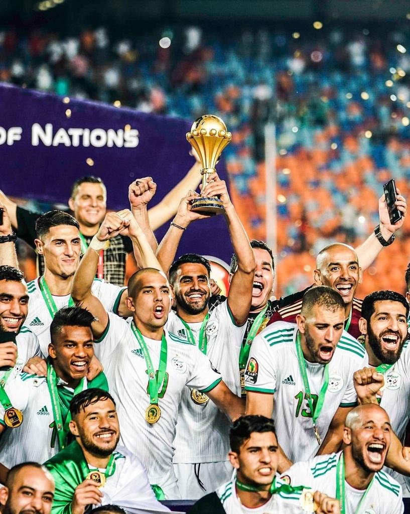 Ania27El's tweet photo. المنتخب الجزائري الأفضل في أفريقيا  

123 ...viva l'Algérie 💕 https://t.co/p0qW1kdBX2