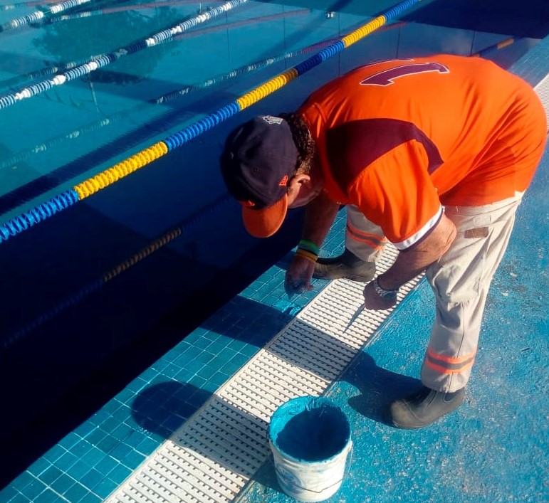 CozumelGobierno's tweet photo. El Ayuntamiento de #Cozumel realiza labores de mantenimiento y mejoramiento en la Alberca Municipal 🏊🏻‍♀️🏊🏻‍♂️ por lo que se tiene previsto reabrir las instalaciones el próximo martes 14 de enero, para seguir fomentando las prácticas deportivas entre los cozumeleños. https://t.co/ECnuot7JKe