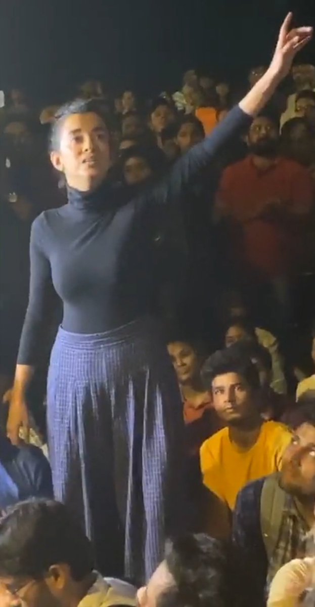 bolnabey's tweet photo. To your left, Saba Azad leading a chant at Carter Road protest yest night. To her left, uncle Safdar Hashmi performing a street play with Jana Natya Manch https://t.co/mNSc4bfYxa