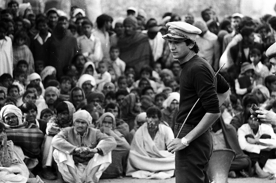 bolnabey's tweet photo. To your left, Saba Azad leading a chant at Carter Road protest yest night. To her left, uncle Safdar Hashmi performing a street play with Jana Natya Manch https://t.co/mNSc4bfYxa