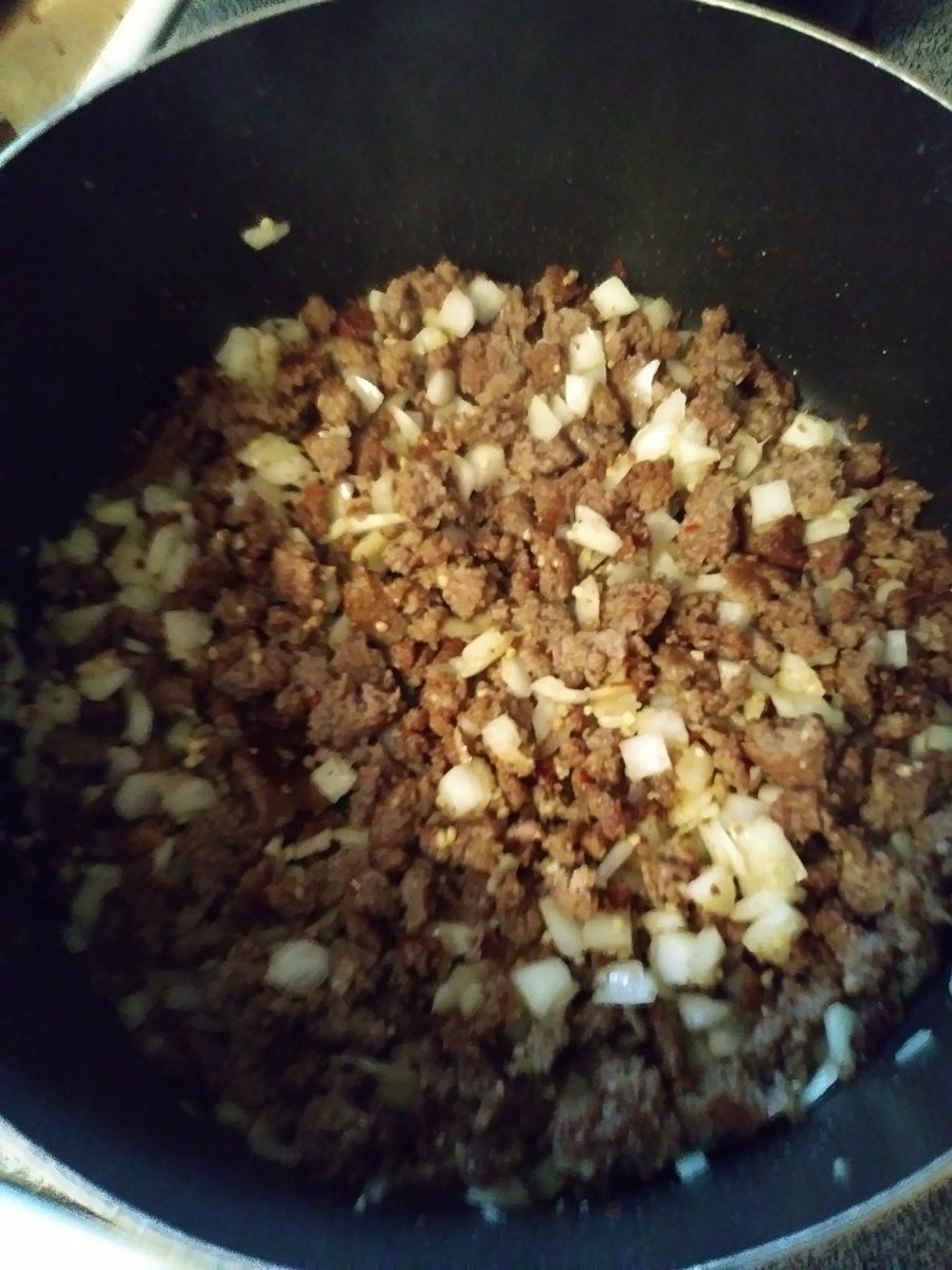 (cw: food)Once that's good and crumbly, don't drain, throw in a generous tablespoon minced garlic (NOT powder) and a dismembered onion. You can also chop up about about four strips of bacon and get the onions clear in that but I DO NOT HAVE TIME AAAAAAAAAAAA