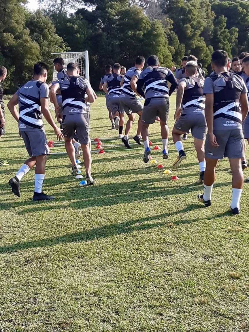 RealPilar_FC's tweet photo. #PretemporadaRP2020 ⚪️⚫️⚪️
Segundo día, segundo turno 💪
¡Siempre activo, Rey!
#EsReal #RealPilar #Monarca #PrimeraC #Pilar #Pilae https://t.co/OldhABDTfe