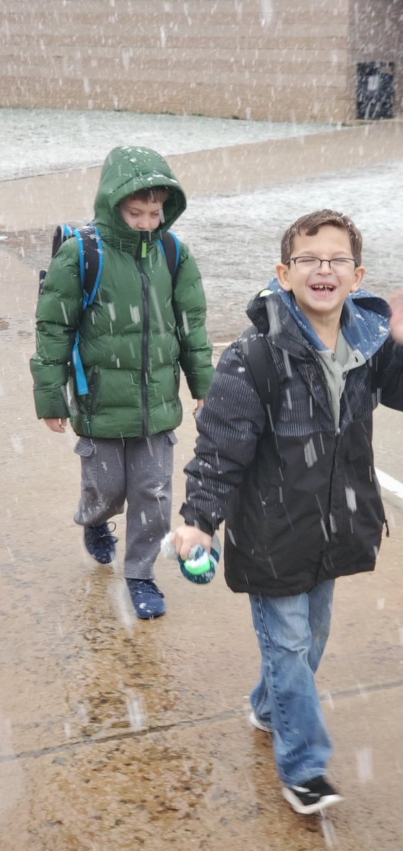 _RachTheTeach's tweet photo. Dismissal isn't so bad when you get to play in the snow! ❄ #ashlandsoar https://t.co/IsF0sGhaxo