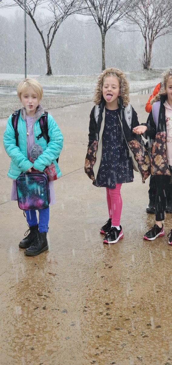 _RachTheTeach's tweet photo. Dismissal isn't so bad when you get to play in the snow! ❄ #ashlandsoar https://t.co/IsF0sGhaxo