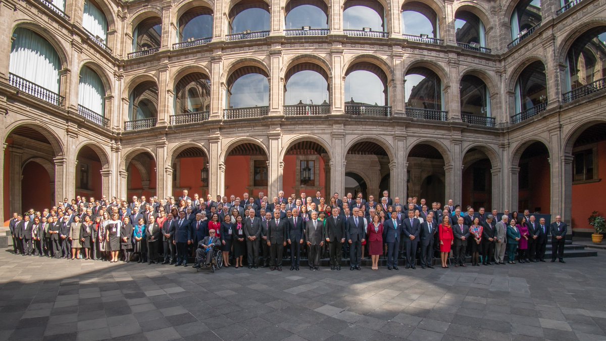 Tuve el agrado de reunirme con cónsules y embajadores de México en el mundo. Reconocí la labor de las embajadoras en Bolivia y EE.UU., y de Jesús Seade, negociador del T-MEC. Pedí a todas y todos ceñirnos en política exterior a lo que establece el artículo 89 de la Constitución.